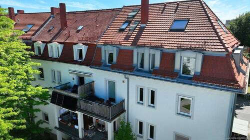 Luftbild - Gemütlicher Altbau direkt am Park. Helle 3-Zi-Whg mit großer Wohnküche & Balkon zum ruhigen Innenhof