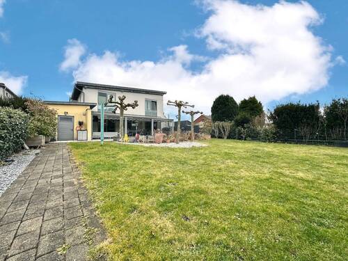 Garten Einfamilienhaus - 1 Zimmer Mehrfamilienhaus, Wohnhaus in Neuss