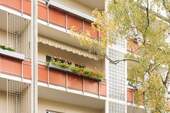 Hausansicht mit Blick auf den Balkon - Helle 2-Zimmer-Wohnung mit Südbalkon in ruhiger und grüner Lage