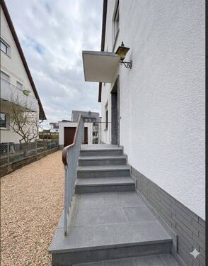 Eingangsbereich + Hof - 6 Zimmer Einfamilienhaus zum Kaufen in Rüsselsheim am Main