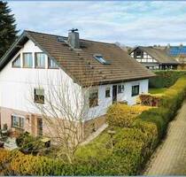 Freistehendes Generationenhaus mit Doppelgarage auf großem Eckgrundstück in Overath-Ferrenberg