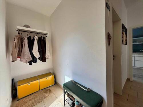 Garderobe im Eingangsbereich - 5 Zimmer Doppelhaushälfte in Hannover