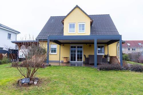 Hinter-dem-Haus-mit-Terrasse.jpg - Einfamilienhaus mit 134,00 m&sup2; in Berlin zum Kaufen