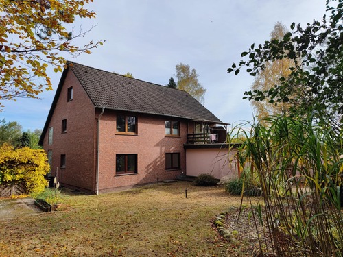 Haus Blick vom hinteren Garten - 1 Zimmer Mehrfamilienhaus, Wohnhaus zum Kaufen in Suderburg