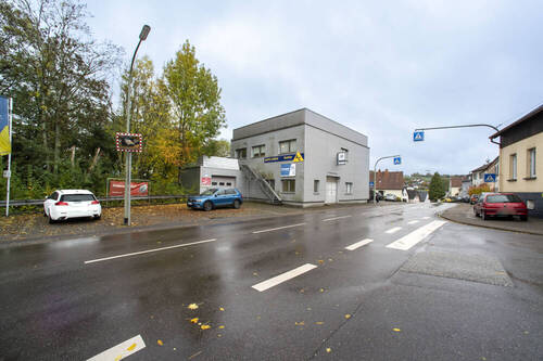 Seitenansicht mit Stellplätzen - Halle zum Kaufen in Illingen