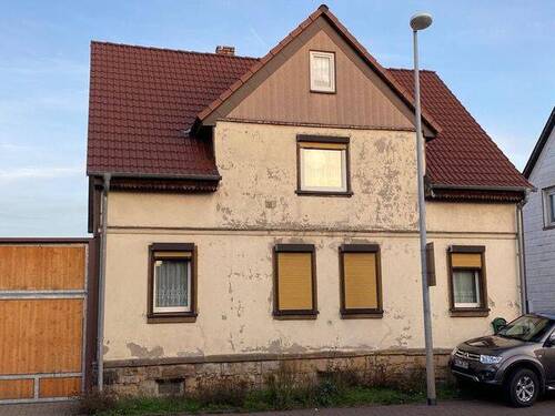 Frontansicht 2.jpeg - renovierungsbedürftiges Einfamilienhaus mit Garten & Scheune