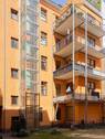 Innenhof mit Fahrstuhl und Blick auf die Terrasse - 