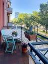 Balkon mit Blick in die Straße - 4 Zimmer Etagenwohnung in Berlin