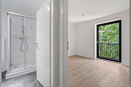 Blick Richtung Dusche und Schlafzimmer - 