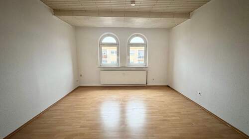 Wohnzimmer.jpeg - Denkmalschutz für sportliche junge Leute ! Hübsche moderne 2-ZW 53 m², Laminat, 4.OG ohne Aufzug