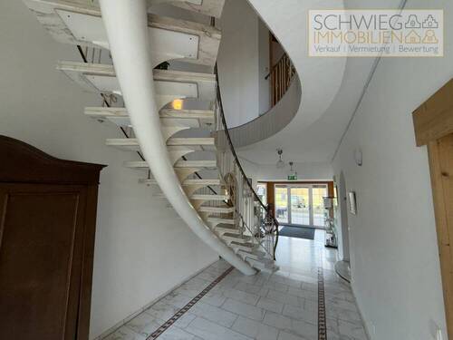 Flur mit Treppe - 