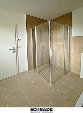 ...mit barrierearmer Dusche - 