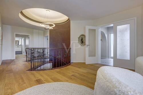Elegantes Entrée mit stilvoller Treppe - 