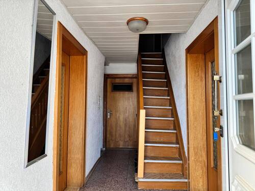 EG Flur mit Treppenaufgang ins OG.JPG - 8 Zimmer Einfamilienhaus in Iggensbach