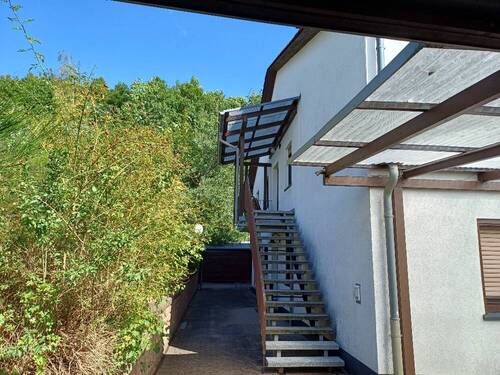 Wohnung im 1. OG - Komplett neu renovierte Wohnung im 1. Obergeschoss, in einem 2 FHS, in direkter Waldrandlage von St. Ingbert-Nord (Schlackenberg)