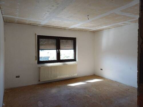 Zimmer (wird noch renoviert) - Etagenwohnung mit 90,00 m² in Sankt Ingbert zur Miete