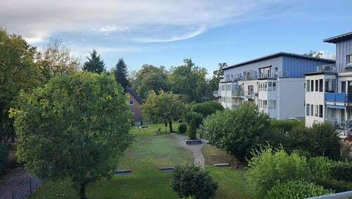 Blick vom Balkon - Top LAGE chice 3-Zi Wohnung m. ERKER am Kaarster STADTPARK, Parkett, Bad m. Fenster, G-WC RENOVIERT