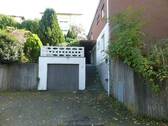 Einfahrt mit Garage und Außenstellplatz - 5 Zimmer Einfamilienhaus in Niestetal