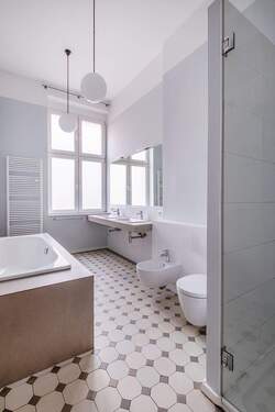 Ein vollausgestattetes Bad sowie ein Duschbad - 