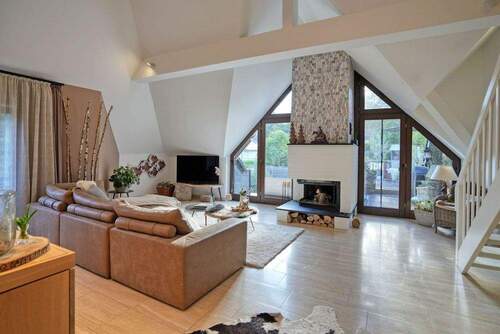 Wohnbereich mit Kamin und mit Zugang zur Terrasse - 3 Zimmer Etagenwohnung in Gelsenkirchen