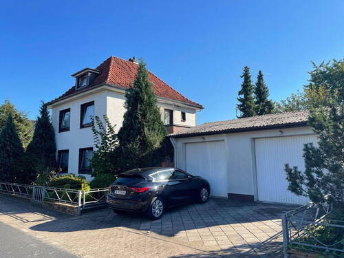 Vorderansicht mit Garagen - 6 Zimmer Einfamilienhaus zum Kaufen in Zeven