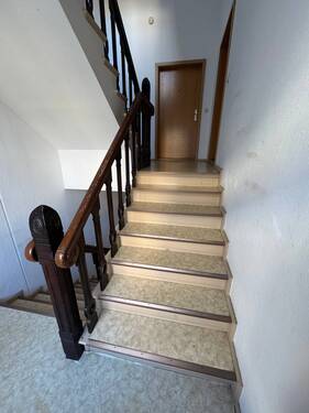 Hausflur mit Wohnungseingangstür - 2 Zimmer Etagenwohnung in Bernburg