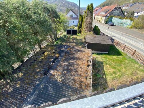 Zufahrt Grundstück mit Carport - 