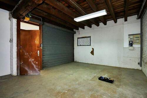 Rolltor mit Zugang zur Lagerhalle - Halle in Bad Honnef