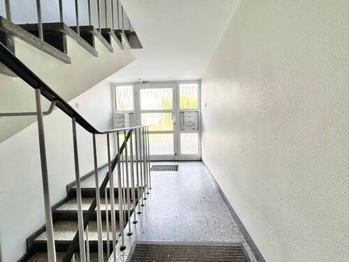 Hauseingang Flur - 2 Zimmer Etagenwohnung in Neuss