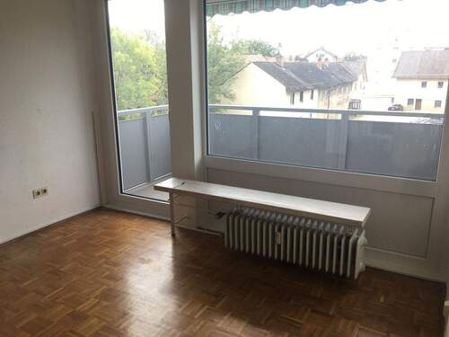 Wohnraum & Balkon - Mini-Apartment in Freilassing - 89.000,00 EUR Kaufpreis, ca.  22,00 m² Wohnfläche