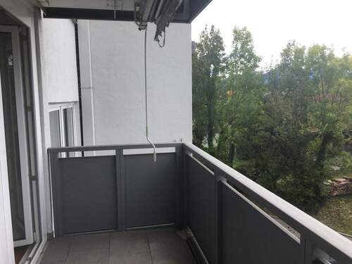 Balkon Blick nach links - 1 Zimmer Etagenwohnung in Freilassing