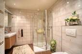 Bad im Erdgeschoss mit Dusche - 