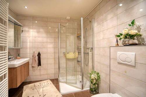 Bad im Erdgeschoss mit Dusche - 