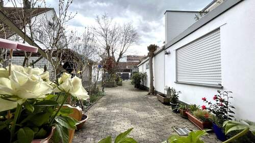 IMG_0300 (Mittel).JPEG - KAISERSTUHL NÄHE TENINGEN: Reihenmittelhaus mit 3 Terrassen; Einliegerwohnbereich und tollem Hofgelände