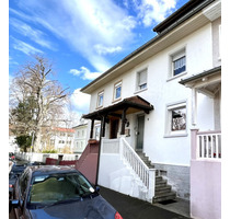 KAISERSTUHL NÄHE TENINGEN: Reihenmittelhaus mit 3 Terrassen; Einliegerwohnbereich und großem Innenhof