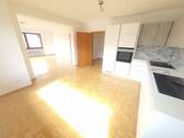 Bild 1 - Ruhige, großzügige und helle Wohnung Großer Balkon, moderne Einbauküche und Badewanne