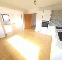 Ruhige, großzügige und helle Wohnung Großer Balkon, moderne Einbauküche und Badewanne - Amberg