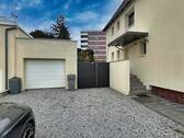 Garage und Hauseingang - 