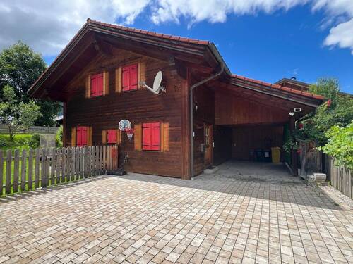 Hausansicht von Osten mit Eingang und Carport - Einfamilienhaus mit 124,00 m² in Oberammergau zum Kaufen