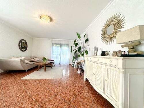 Wohnzimmer - 8 Zimmer Mehrfamilienhaus, Wohnhaus zum Kaufen in Wächtersbach