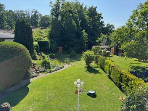 Blick in den Garten - 8 Zimmer Doppelhaushälfte in Saarbrücken-Dudweiler