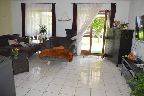 Wohnzimmer - Doppelhaushälfte mit 220,00 m² in Remchingen-Darmsbach zum Kaufen