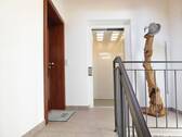 Treppenhaus und Aufzug - 