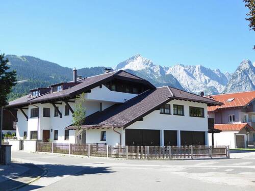 Gesamtansicht Wohnhaus mit 6 Partein - 