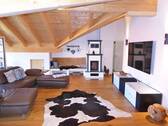 Offenes Wohnzimmer mit Kaminofen - 4 Zimmer Etagenwohnung zum Kaufen in Garmisch-Partenkirchen