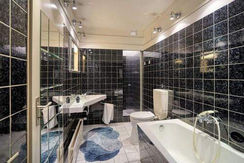 Bad mit Dusche und Badewanne im Souterrain - 