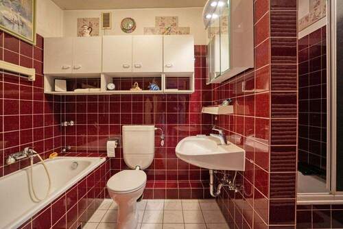 Bad mit Dusche und Badewanne im Obergeschoss - 