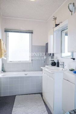 Bad mit Fenster und Wanne - 