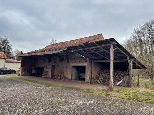 Hofauffahrt mit Nebengebäude - 