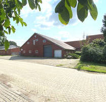Platz für Ideen: Ehemaliger Hof mit Wohnhaus, Hallen und Land in ruhiger Lage - Kluse / Steinbild